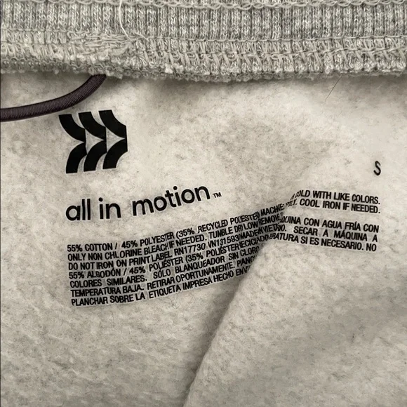 A Fundle! Basics bundle: 2 sweatpants/1 crewneck shirt - Picture 3 of 8